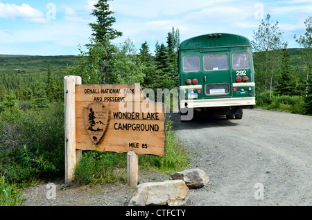 Shuttle-Bus hält am Wonder Lake Campground Zeichen. Denali Nationalpark und Reservat Wildheit. Alaska, USA. Stockfoto