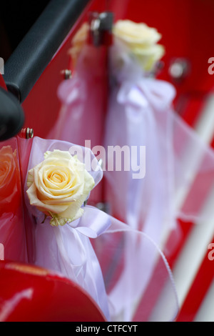 alte rote Oldtimer-Detail des rotes Auto Türgriff Bridal Limousine mit Blumenschmuck Stockfoto
