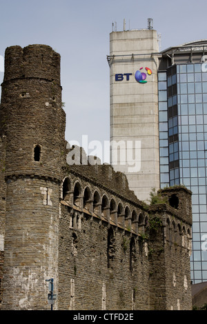 Swansea Burgruine gegenübergestellt gegen die BT-Turm (ehemals GPO) Stockfoto