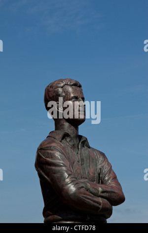 Bronze-Statue von Ivor Allchurch durch Michael Field at Liberty Stadium, Swansea, ˈswɒnzɪ Stockfoto