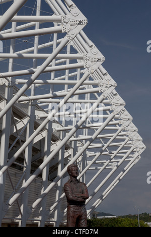 Die Stahlkonstruktion der Liberty Stadium in Swansea, mit einer Statue der Schwäne "Golden Boy" Ivor Allchurch unter unterstützen. Stockfoto