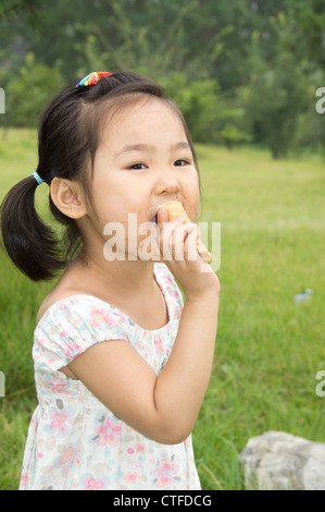 schöne kleine Asiatin Essen ein Eis und einen sehr großen Bissen nehmen Stockfoto