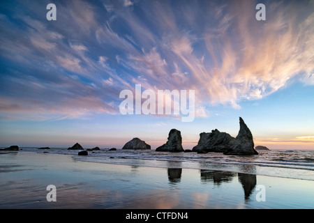 Sonnenuntergang Reflexionen von Offshore-Gesicht Felsen und Meer-Stacks Oregons Bandon Strand entlang und Coos County. Stockfoto