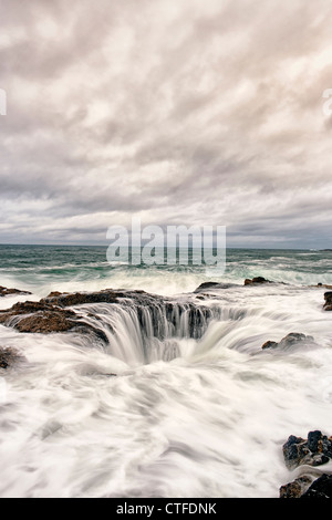 Thors gut ist durch den Sturm Flut an Oregons Cape Perpetua Naturgebiet Gefahren immer wieder aufgefüllt. Stockfoto