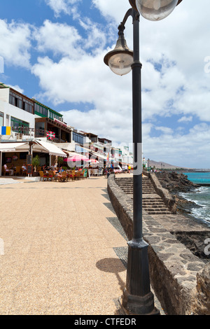 Geschäfte am Wasser vorne - Playa Blanca, Lanzarote, Kanarische Inseln, Spanien, Europa Stockfoto