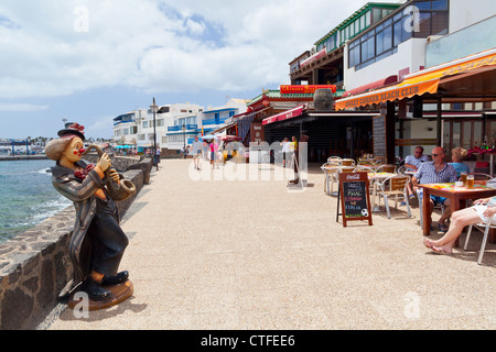 Geschäfte am Wasser vorne - Playa Blanca, Lanzarote, Kanarische Inseln, Spanien, Europa Stockfoto