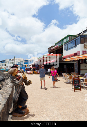 Geschäfte am Wasser vorne - Playa Blanca, Lanzarote, Kanarische Inseln, Spanien, Europa Stockfoto