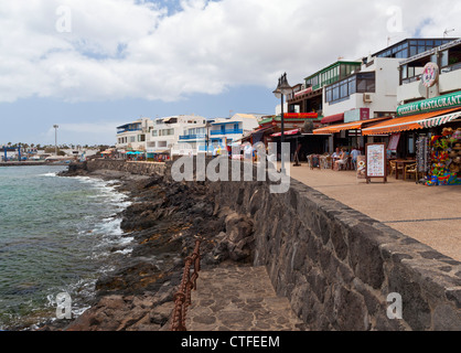 Geschäfte am Wasser vorne - Playa Blanca, Lanzarote, Kanarische Inseln, Spanien, Europa Stockfoto