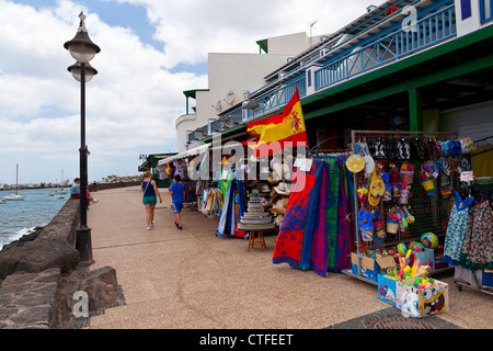 Geschäfte am Wasser vorne - Playa Blanca, Lanzarote, Kanarische Inseln, Spanien, Europa Stockfoto