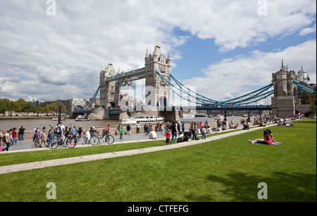 Tower Bridge von South Bank, London, England, UK gesehen. Stockfoto