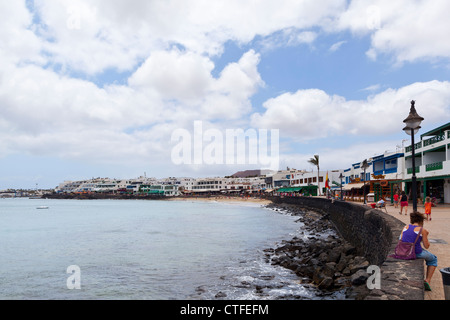 Geschäfte am Wasser vorne - Playa Blanca, Lanzarote, Kanarische Inseln, Spanien, Europa Stockfoto