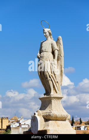 Erzengel Raphael Statue von 1651 durch Bernabe Gomez del Rio auf die römische Brücke in Córdoba, Spanien. Stockfoto