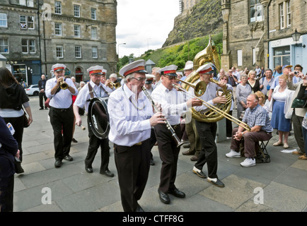 Die Kriterium Blaskapelle spielt in der Grassmarket bei der Eröffnung des Edinburgh Jazz und Blues Festival in Edinburgh, Schottland Stockfoto