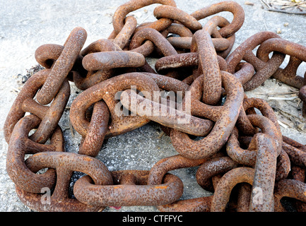 Ein Haufen verrosteter Ketten in einem typischen Fischereihafen in Okinawa, Japan Stockfoto