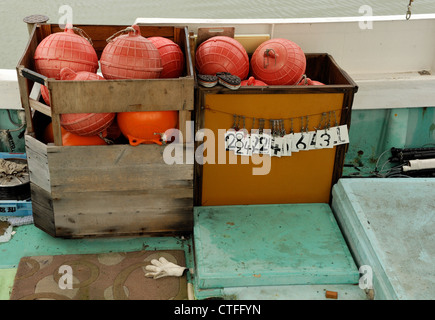 Ein Satz Fischerbojen steht bereit und wartet auf den nächsten Einsatz in Okinawa, Japan. Stockfoto