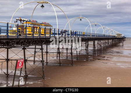 Southport Pier mit dem Zug. Stockfoto