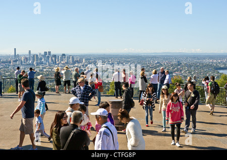 Touristen auf der Suche auf Mount Coot-Tha in Brisbane Stockfoto