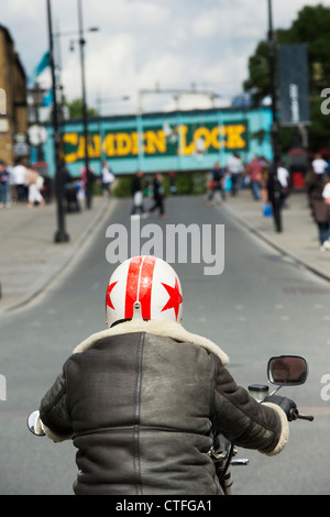 Biker auf seinem Motorrad unterwegs auf Camden High Street. London Stockfoto
