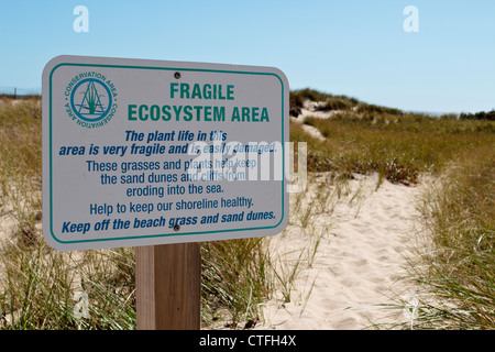 Halten Sie den Strandhafer und Sanddünen Zeichen - Cape Cod Massachusetts, USA Stockfoto