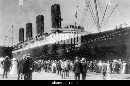 Ankunft in New York zum ersten Mal, 13. September 1907 LUSITANIA: Steuerbord Ansicht; Menge am Dock; Menschen, die winken vom Schiff Stockfoto