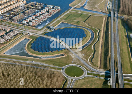 Den Niederlanden, Almere, NUON Solar Insel. Solar-Panels. Luft. Stockfoto
