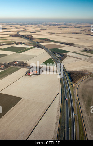Die Niederlande, Nagele, Farmen und Ackerland in Flevopolder. Auf der Autobahn A6. Antenne. Stockfoto