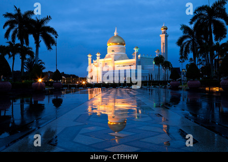 Omar Ali Saifuddien Mosque in der Morgendämmerung Bandar Seri Begawan, Brunei. Stockfoto