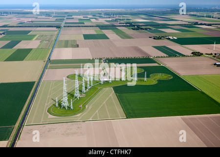 In den Niederlanden, Zeewolde, Farmen und Ackerland in Flevopolder. Antenne. Rundfunk- und TV-Türmen. Stockfoto