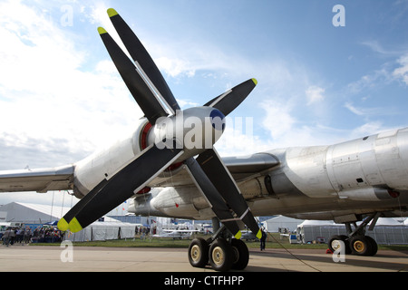 Turbo-Propeller strategische Bomber-Trägerrakete Tupolev Tu-95MS Bear (der internationalen Luft-und Salon MAKS-2011) Stockfoto