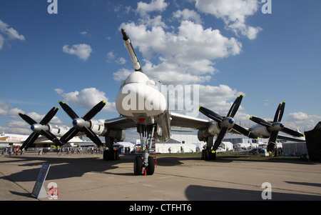 Turbo-Propeller strategische Bomber-Trägerrakete Tupolev Tu-95MS Bear (der internationalen Luft-und Salon MAKS-2011) Stockfoto