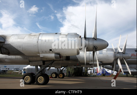 Turbo-Propeller strategische Bomber-Trägerrakete Tupolev Tu-95MS Bear (der internationalen Luft-und Salon MAKS-2011) Stockfoto