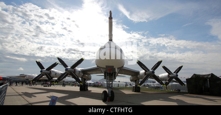 Turbo-Propeller strategische Bomber-Trägerrakete Tupolev Tu-95MS Bear (der internationalen Luft-und Salon MAKS-2011) Stockfoto