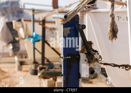 Kleine Fischerboote an Land gefesselt Stockfoto