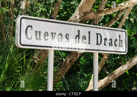 Schild am Eingang der Höhlen von Drach (Cuevas Del Drach), Mallorca/Mallorca Stockfoto