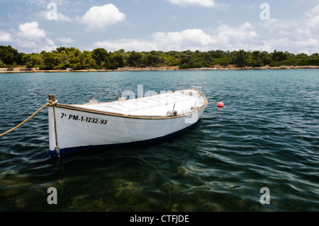 Ruderboot auf dem Meer an der spanischen Küste Stockfoto