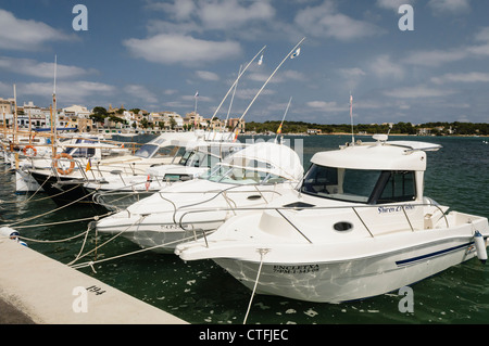 Kleine Boote vor Anker in Portocolom, Mallorca/Mallorca Stockfoto