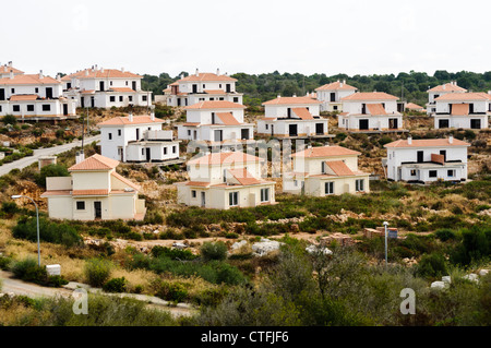 Verlassene Baustelle einer Reihe von spanischen Landhäusern, unvollendet wegen der Finanzkrise Stockfoto