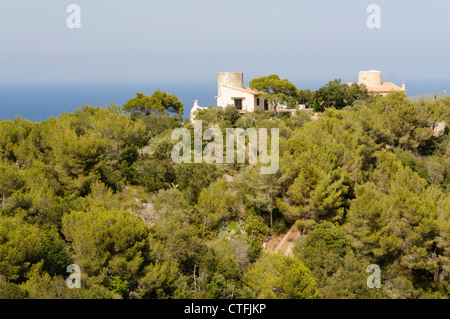 Zwei Spanische Häuser um zwei alte Wachtürme an der Spitze eines Berges gebaut, Mallorca Stockfoto