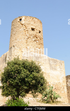 Die ursprüngliche Wachturm rund um die Burg von Capdepera und befestigtes Dorf gebaut wurde, Mallorca/Mallorca Stockfoto