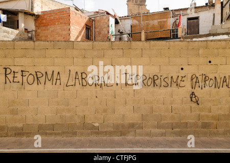 Katalanische Graffiti an der Wand in Manacor "Reforma Laboral = Patronal Terrorisme" Stockfoto