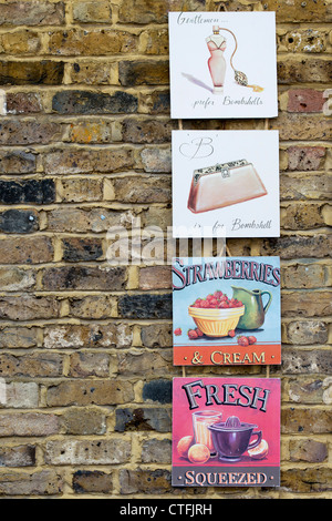 Hängende Wand Plaques. Der Portobello Market. London Stockfoto