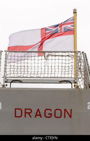 White Ensign auf königliche Marine Art 45 Zerstörer HMS Dragon Stockfoto
