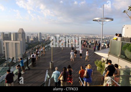 Besucher genießen die Skypark im Marina Bay Sands in Singapur. Stockfoto