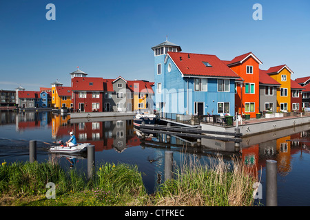 Niederlande, Groningen, bunte Wohnhäuser und Marina genannt Reitdiephaven. Stockfoto