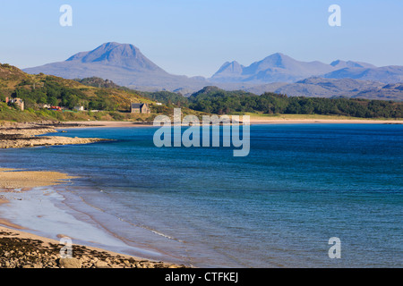 Herrliche Sicht auf die Bucht von Strath im Loch Gairloch auf Northwest Highlands Küste zu Torridon Berge. Wester Ross, Highland, Schottland, UK Stockfoto