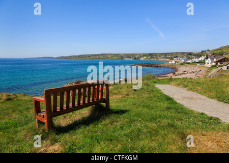 Bank am Küstenweg mit Blick über Loch Gairloch Strath Dorf am nordwestlichen Highlands Küste. Wester Ross, Scotland, UK Stockfoto