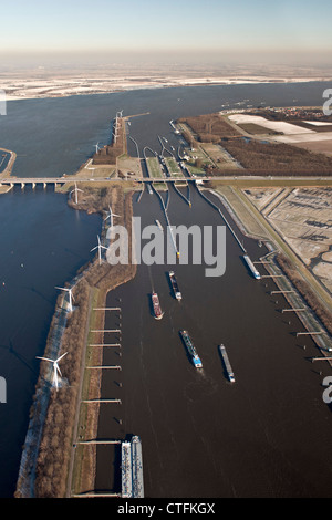 Die Niederlande, Willemstad, Volkeraksluizen, sperrt der Volkerak. Ein Teil der Deltawerke. Antenne, Winter, Frost. Stockfoto