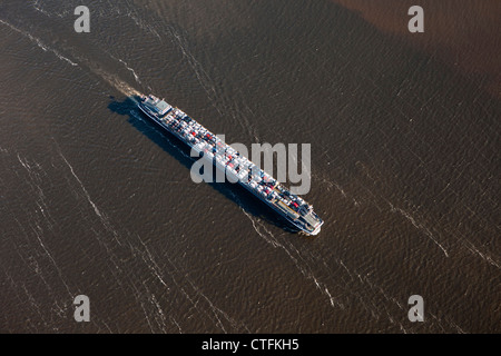 Die Niederlande, Willemstad, Fluss-Schiff Transport von Autos. Luft. Stockfoto