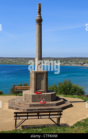 Kriegerdenkmal mit Blick über Loch Gairloch an Nordwestküste der Highlands. Wester Ross, Ross und Cromarty, Highland, Schottland, UK Stockfoto