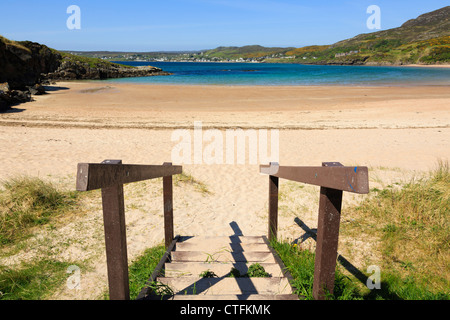 Schritte zu schönen ruhigen Big Sands Beach auf Loch Gairloch auf Northwest Highlands Küste. Gairloch Wester Ross Highland Schottland Großbritannien Stockfoto